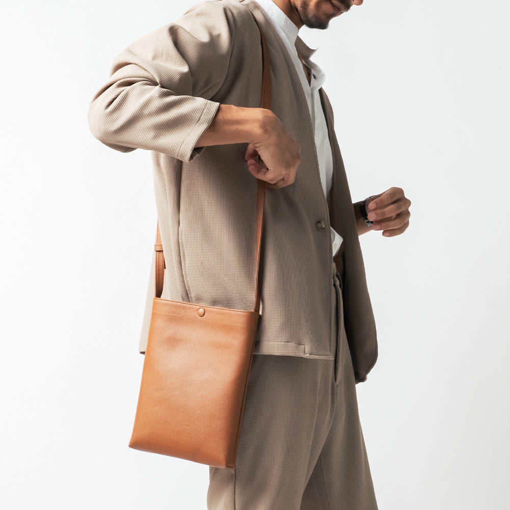 シュリンクレザー 薄マチA5縦型 マグネットボタン付き サコッシュ