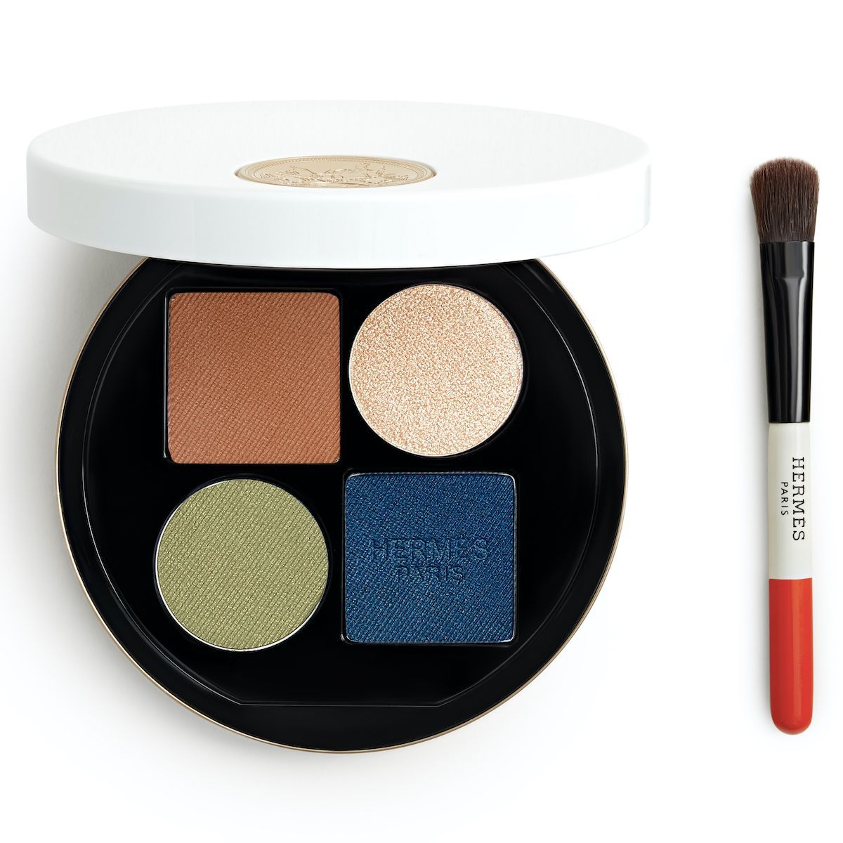 エルメスの2024年秋冬メイクアップは表情豊かなブルーが主役 | Vogue Japan