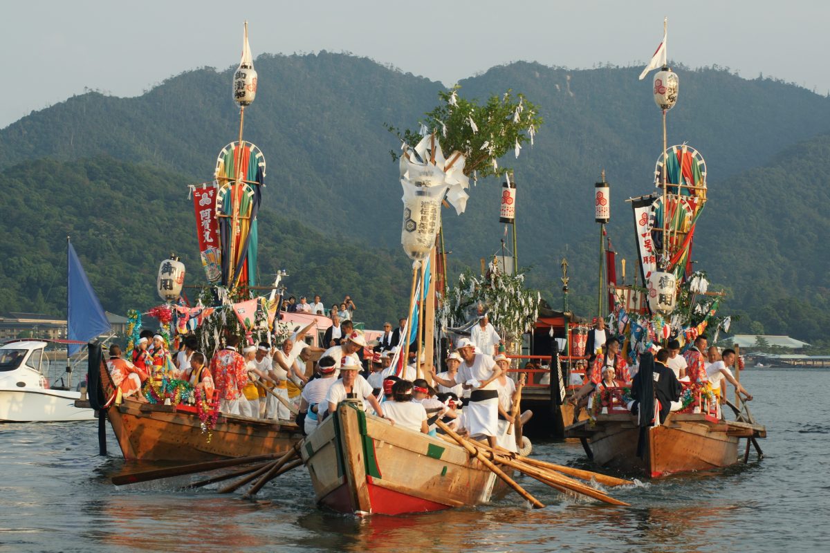 博多屋×江波漕伝馬】管絃船と伝統を守る漕ぎ手たち。休憩する場所は