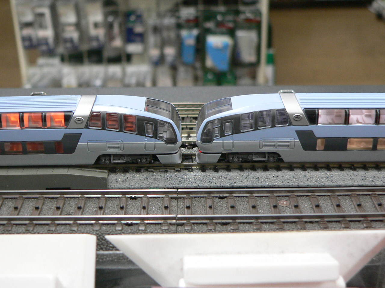 カトーの251系スーパービュー踊り子号の室内灯を白色LED化しま