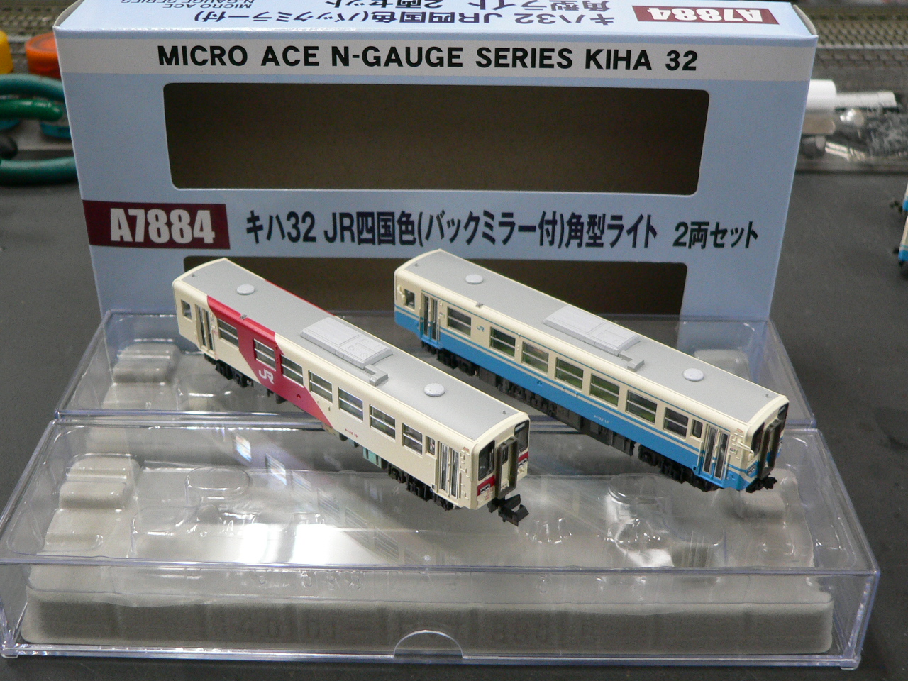 マイクロエースのキハ32旧塗装・JR四国色各種のセット組み換え品と