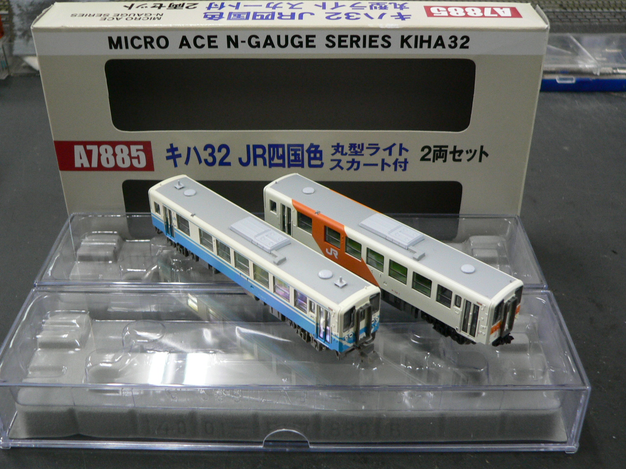 マイクロエースのキハ32旧塗装・JR四国色各種のセット組み換え品と