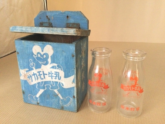 da0244 サカモト牛乳 木製配達箱 牛乳瓶 2本付き 【昭和レトロ百貨店】