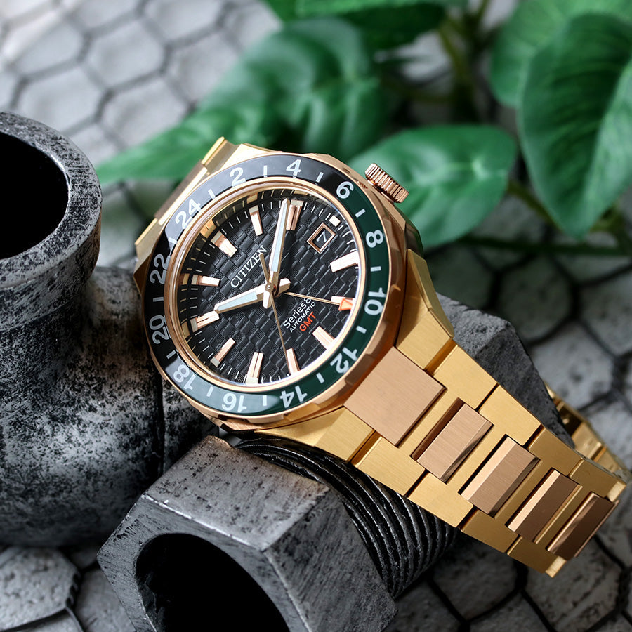 世界的な人気を集めた「880 Mechanical」のゴールドモデルを、より