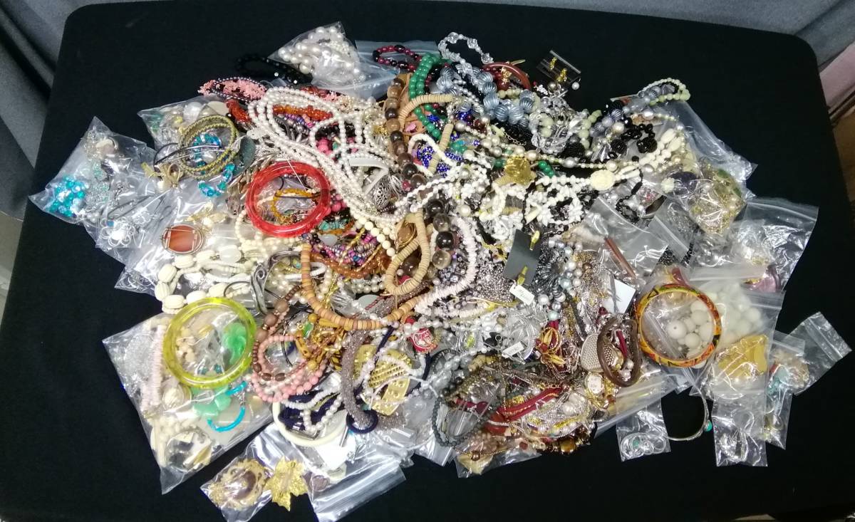 アクセサリー大量 まとめて 重量約8.5kg、ヤフオクで出品しています