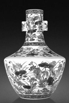 中国华文教育网－清乾隆斗彩荷花图贯耳瓶