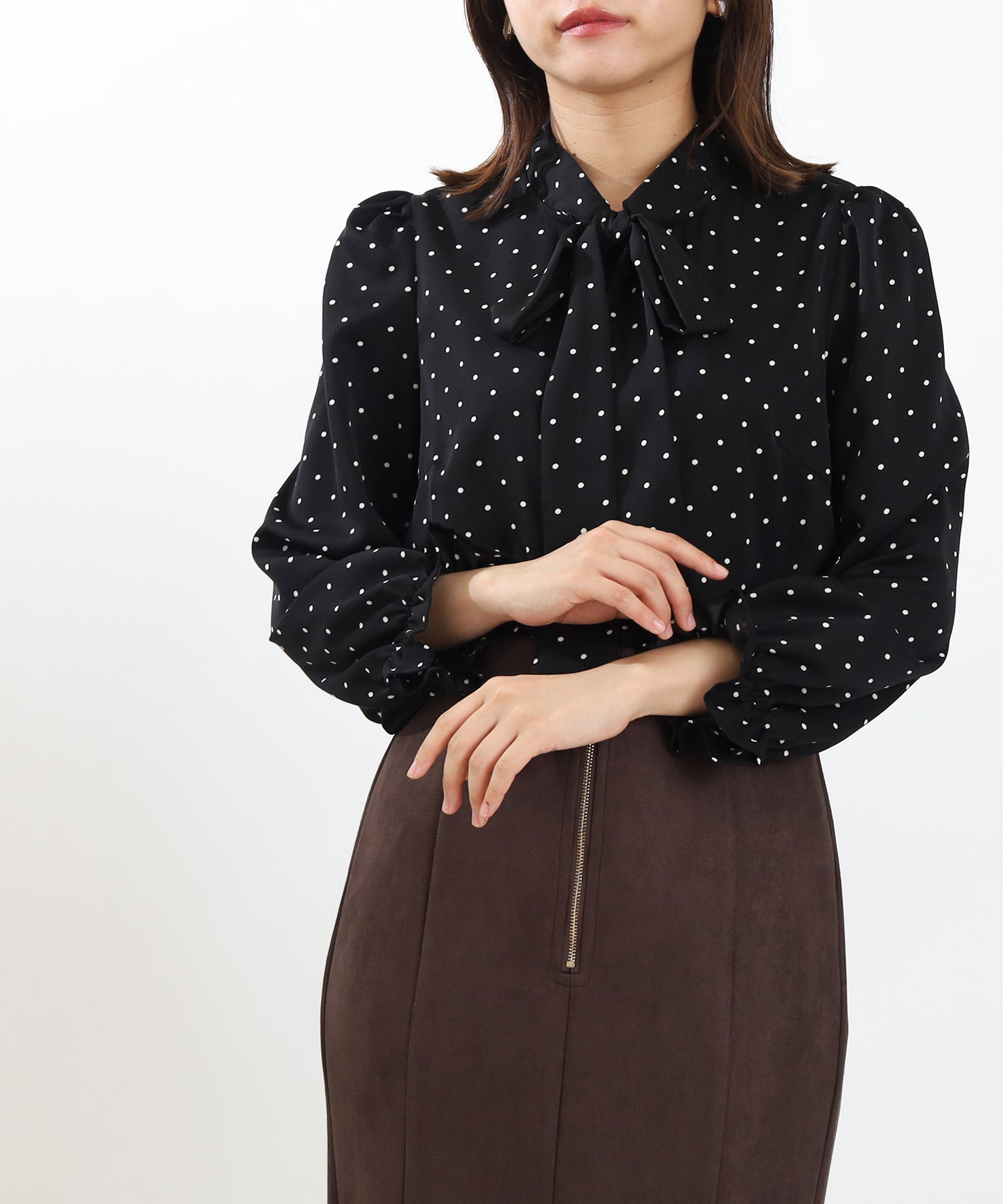 ミニドット柄ボウタイブラウス