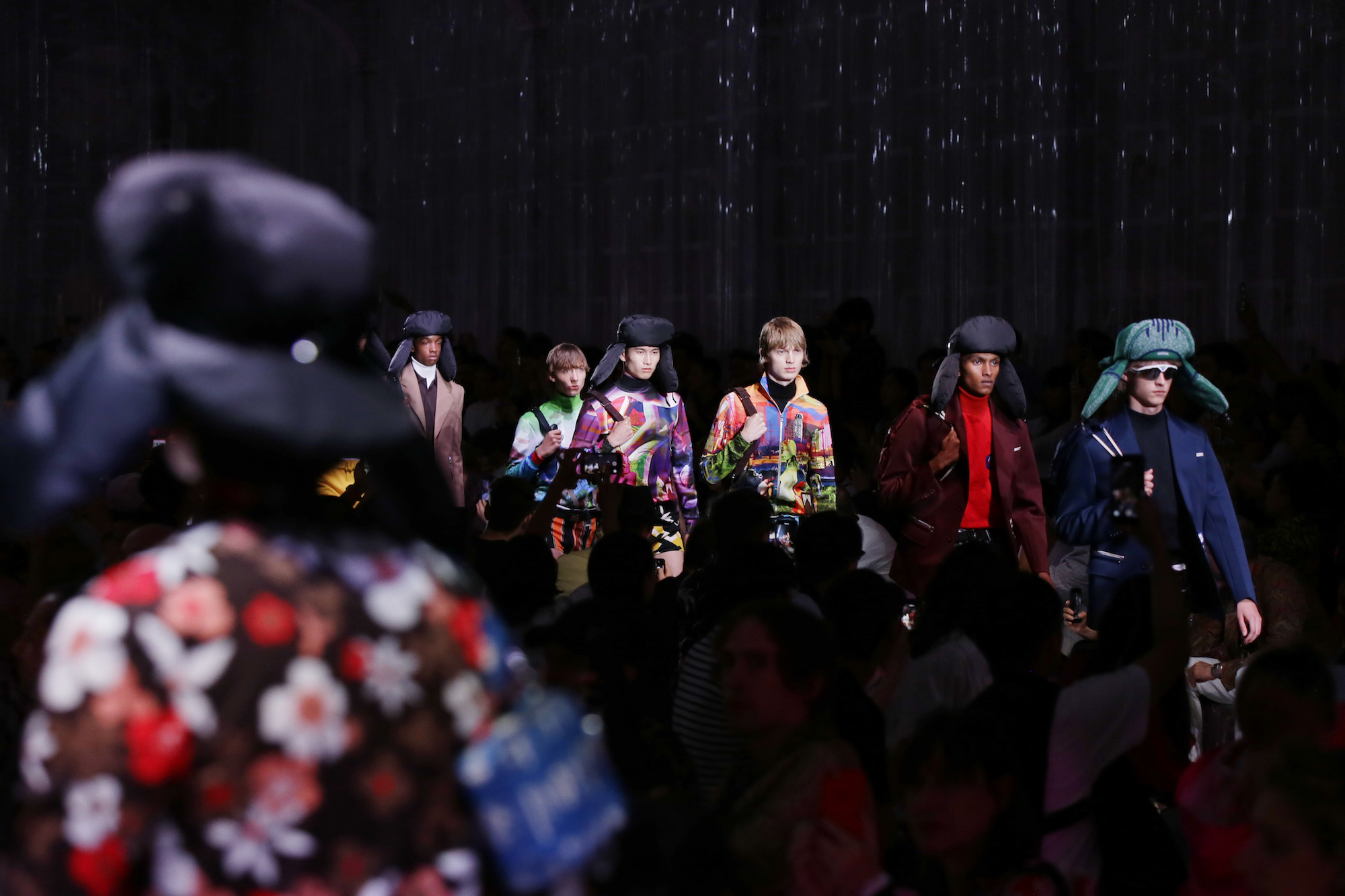 プラダ：サイケデリックなスタイルで新たなエレガンスを提案