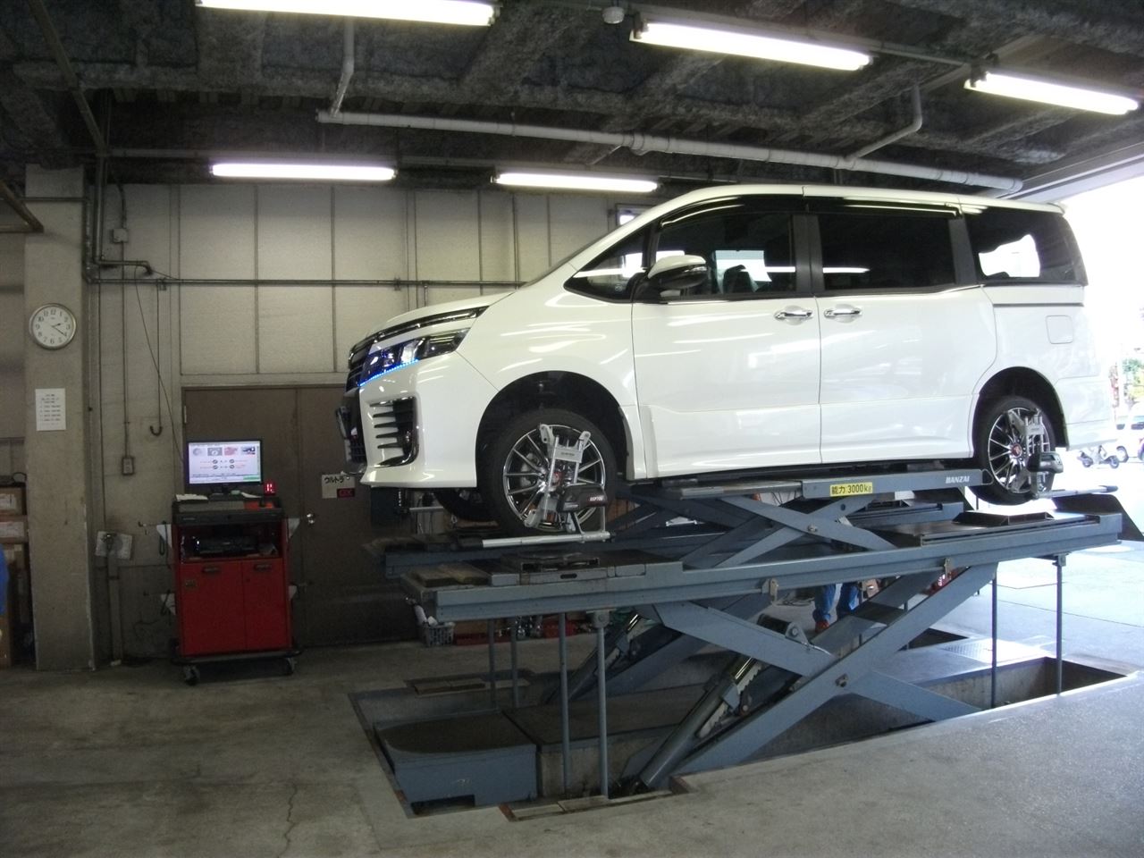 TEINハイテックダウンサス 80系 ヴォクシー、ノア、エスクァイアなどに