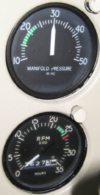飛行機のManifold Pressure Gauge と Tachometer （RPM）