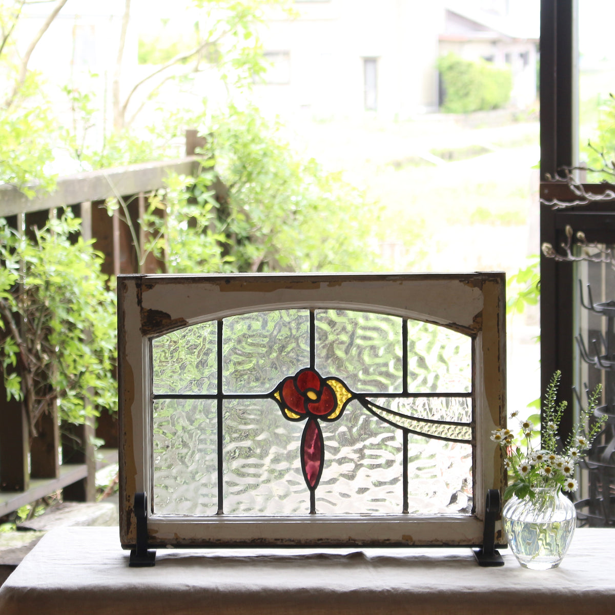 アール枠に赤い花のステンドグラス イギリスアンティーク（住宅窓