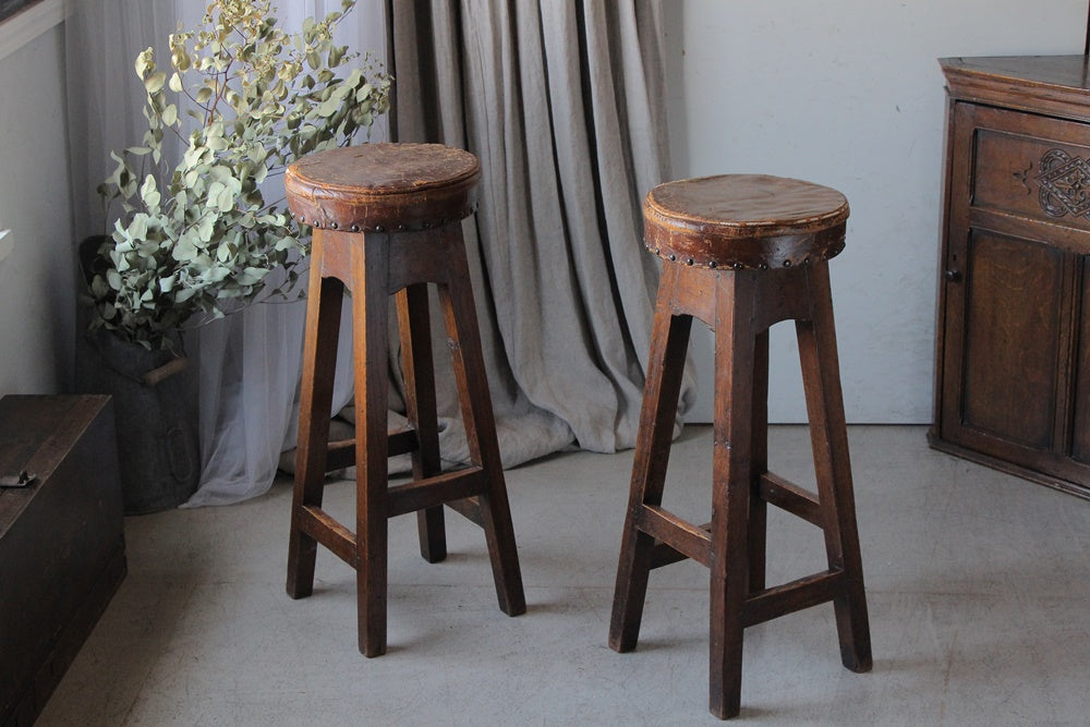 2脚あり！1930年代オリジナルレザーが味わい深いハイスツール（高さ