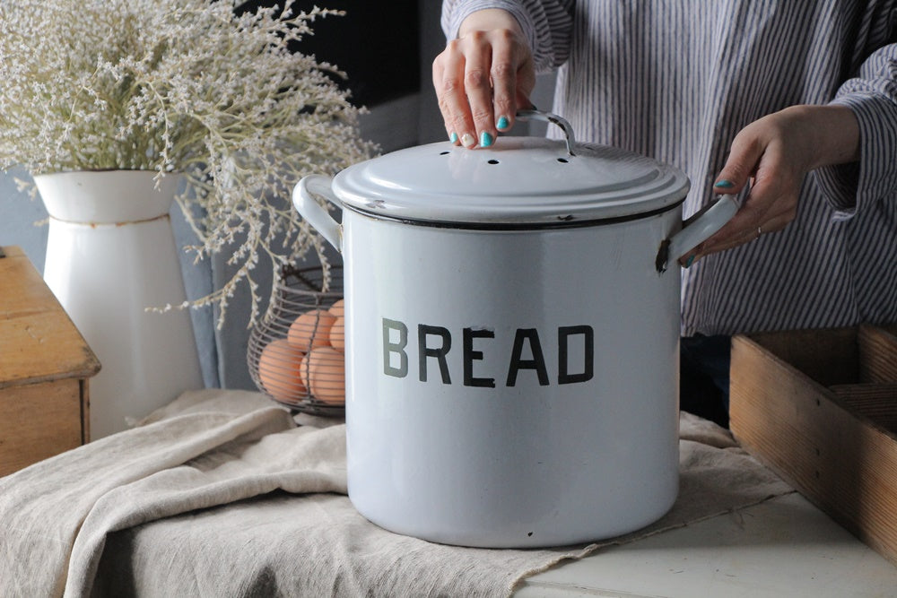 レアな6つ穴と丸型ホーローブレッド缶 イギリスアンティークキッチン