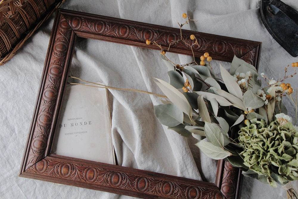 彫り模様も素敵な木製フレンチフレーム（41x50.5cm） フランス