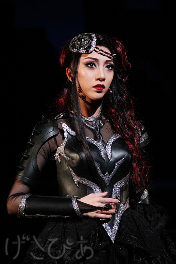 月組新トップ珠城りょう、カリスマ性を絶賛される！――宝塚歌劇月組公演