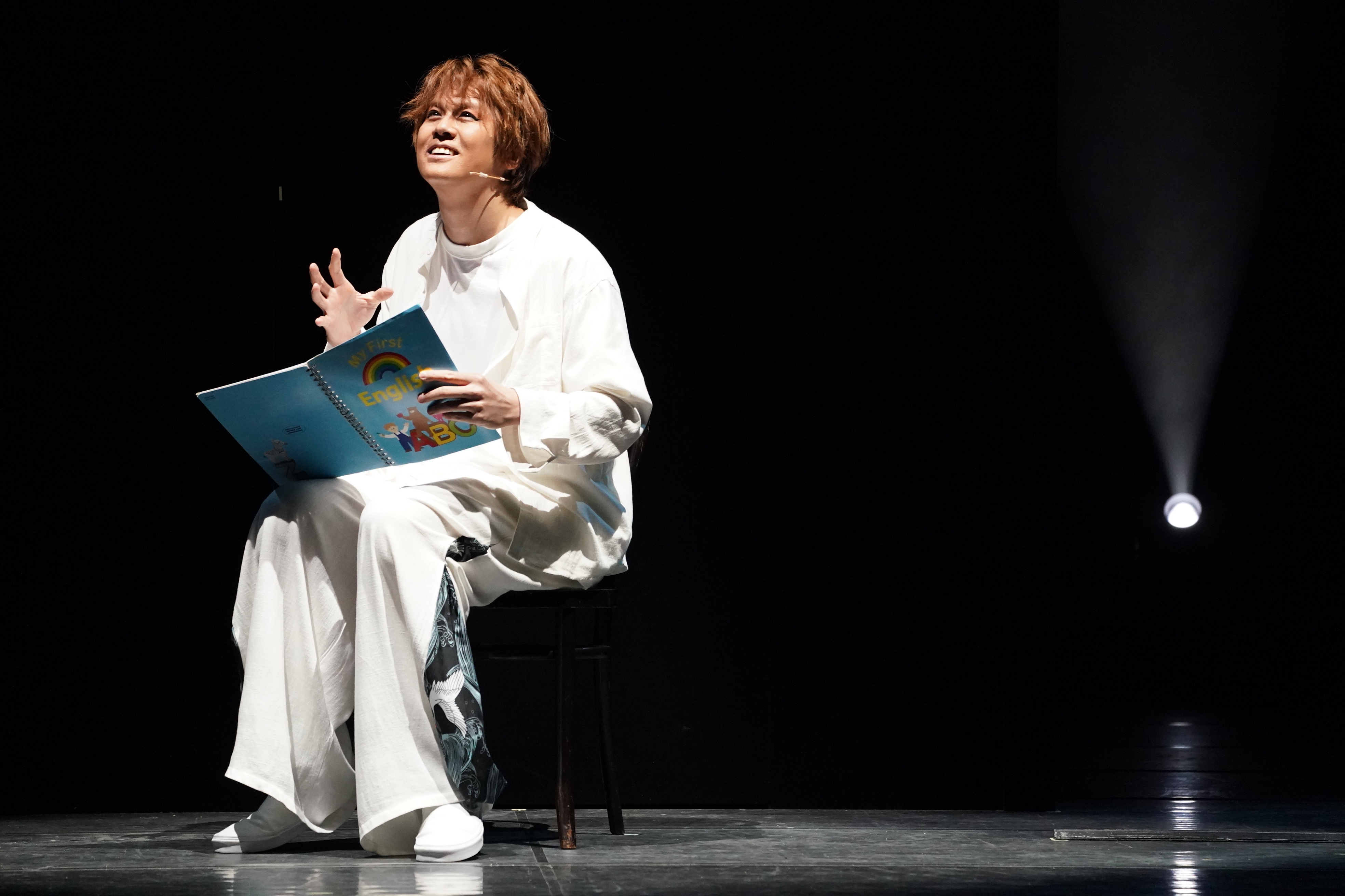 浦井健治の代表作ミュージカル『アルジャーノンに花束を』開幕