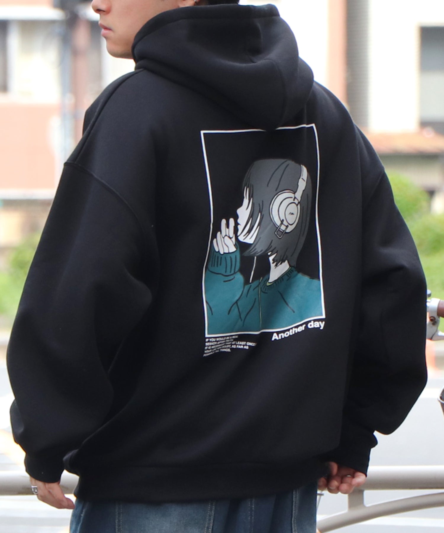 ヘッドホンガール イラストバックプリント / ワンポイント刺繍 ビッグ