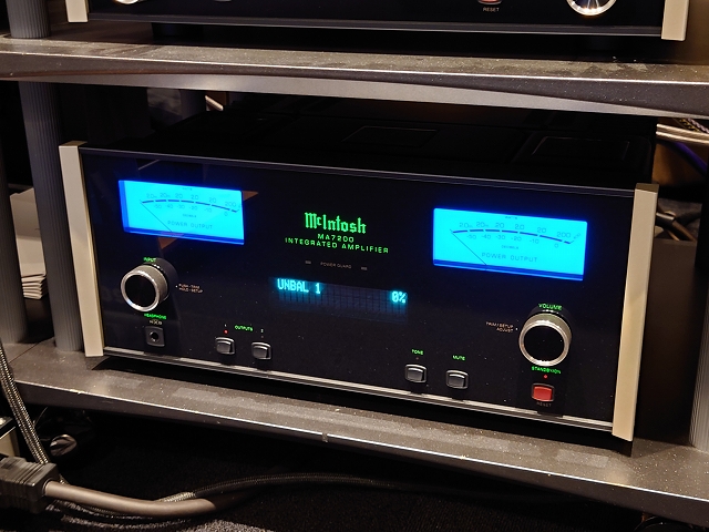 先週末、ご用意しておりましたのがMcIntosh「C2700（真空管プリアンプ