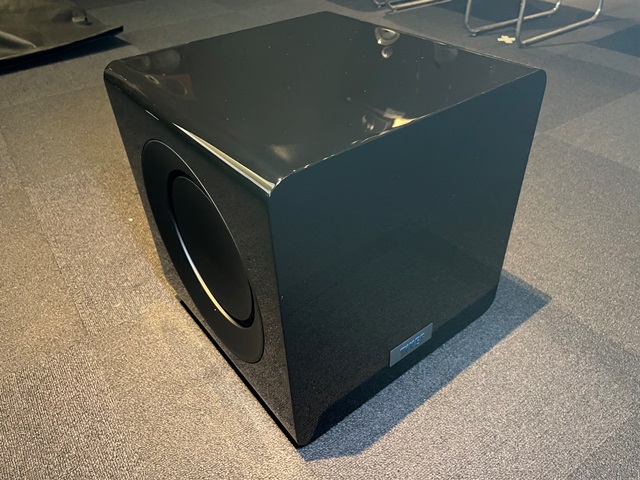 アバック新宿】KEF 新サブウーファーKUBE8MIE展示導入しました – 株式