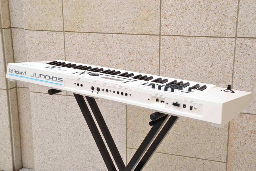 徹底的に「ホワイト」！｜Roland人気シンセサイザーJUNO-DSに新色