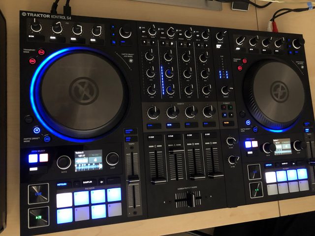Native Instruments ネイティブインストゥルメンツ / TRAKTOR KONTROL