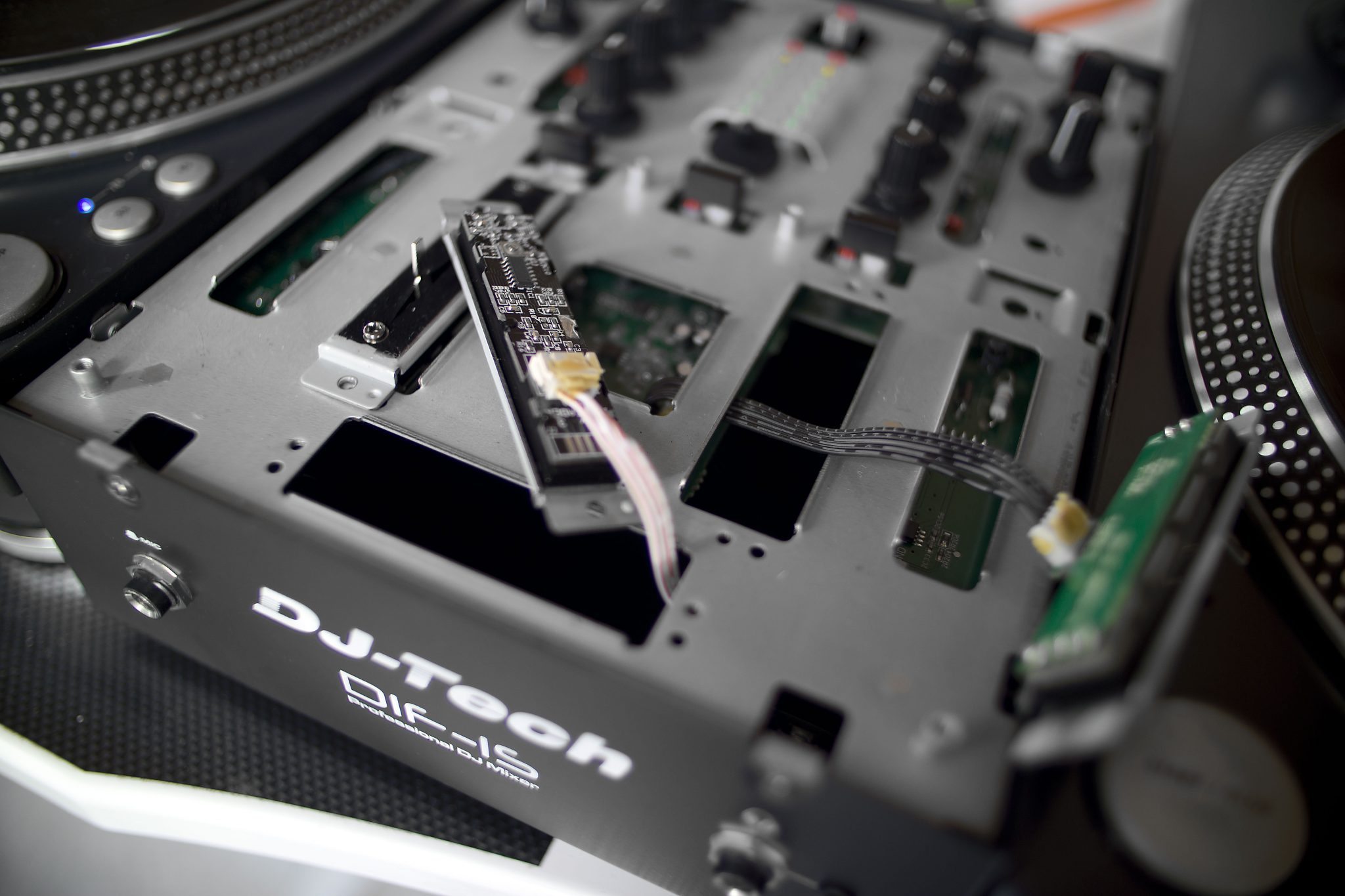 REVIEW: DJ Tech DIF-1S Scratch Mixer – DJWORX