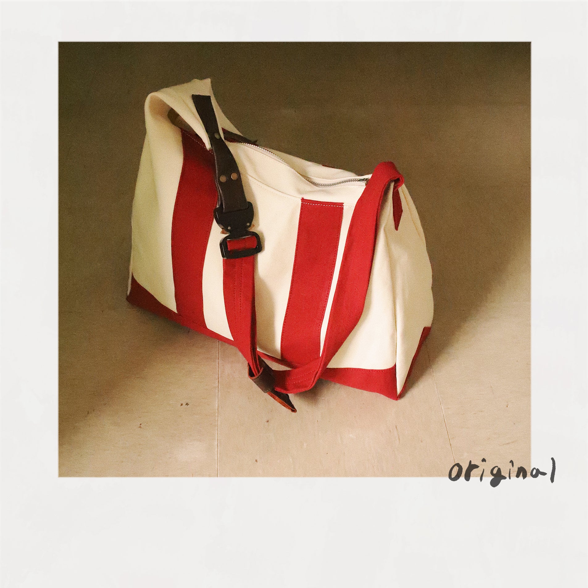 3D cutting messenger bag Red – EYE/KHOKI