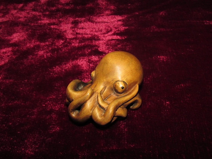 香港根付—柘植細工彫タコ – 株式会社 明月