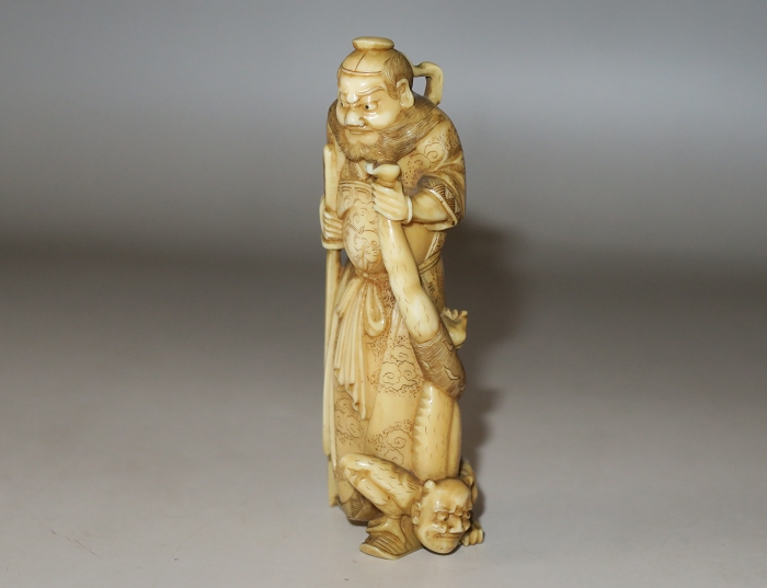 博物館展示レベル—幕末期セイウチ牙彫根付鬼を吊るす鍾馗 – 株式会社 明月