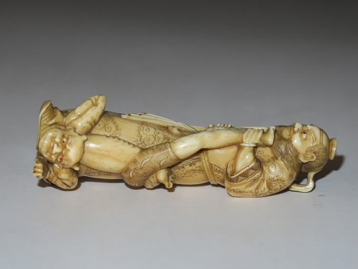 博物館展示レベル—幕末期セイウチ牙彫根付鬼を吊るす鍾馗 – 株式会社 明月