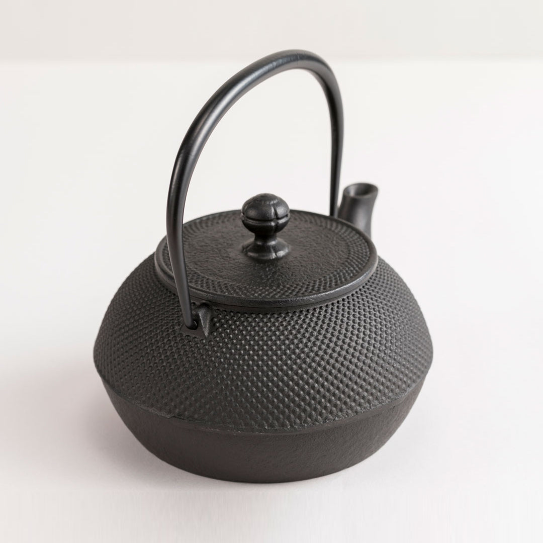 鉄瓶 7型アラレ(IH対応) 900ml 【岩手県】| 暮らしと道具 forum