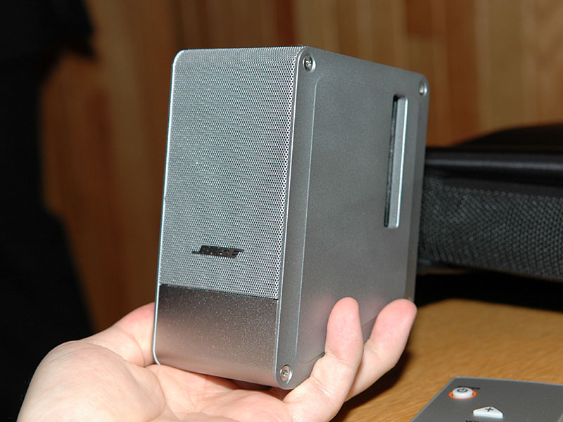 ボーズ、小型スピーカー「M3」のブラックモデル