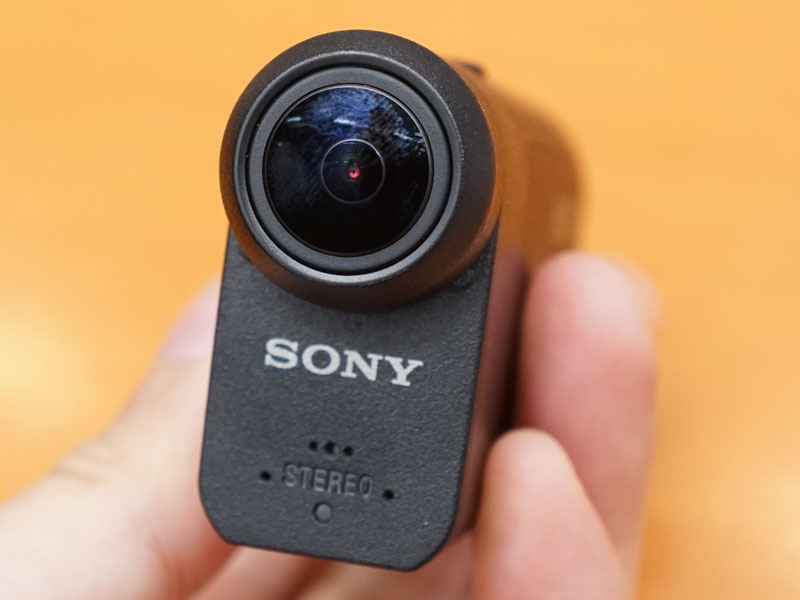 ソニーの“黒い”アクションカメラ低価格モデル「AS50」。リモコンは約30