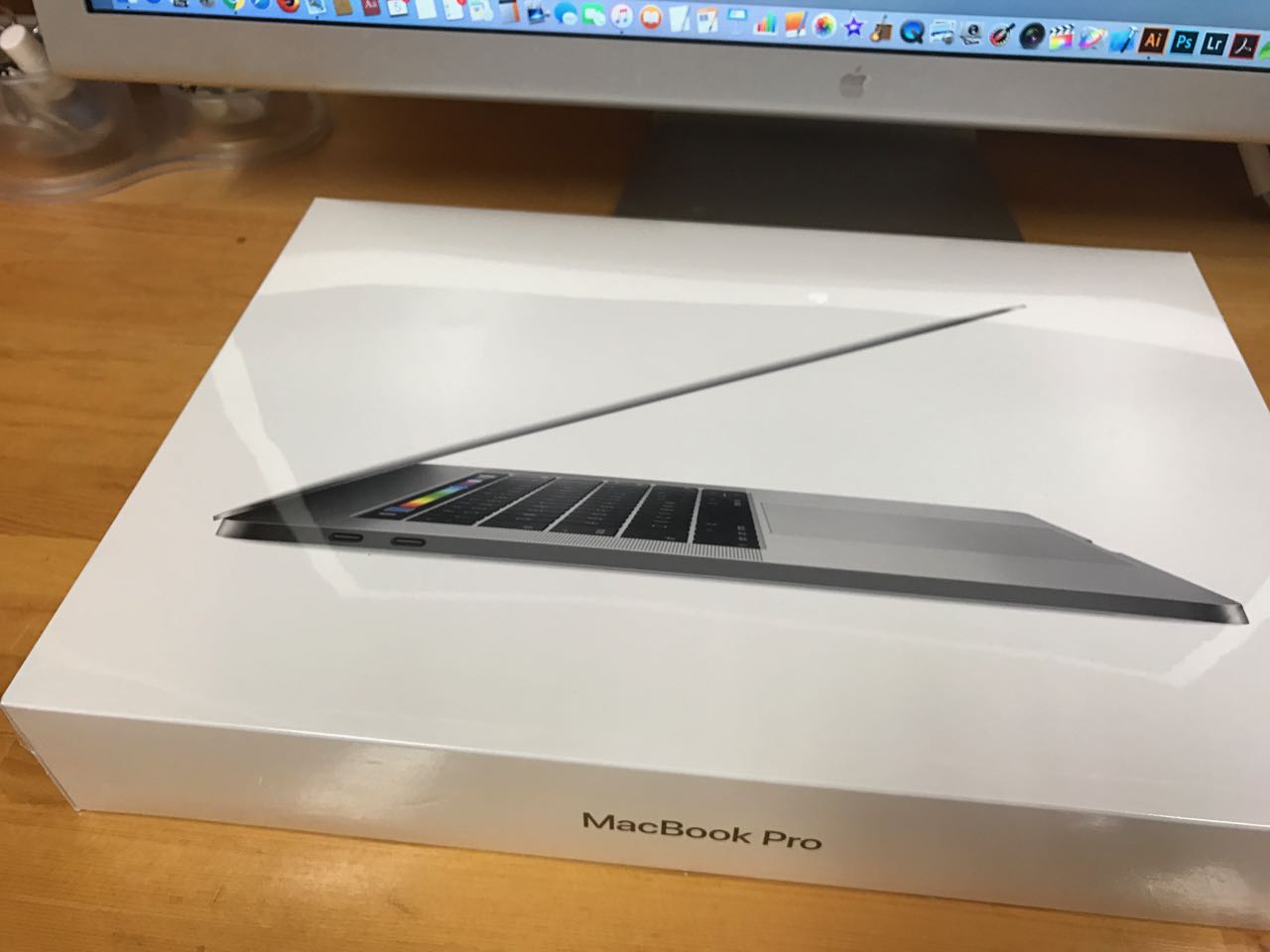 指先から感じる未来〜MacBook Pro Touch Bar 15 inch (Late 2016