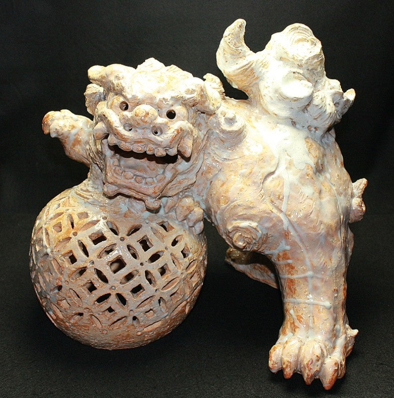 22385 人間国宝 10代三輪休雪(休和) (萩焼玉取獅子之置物) MIWA