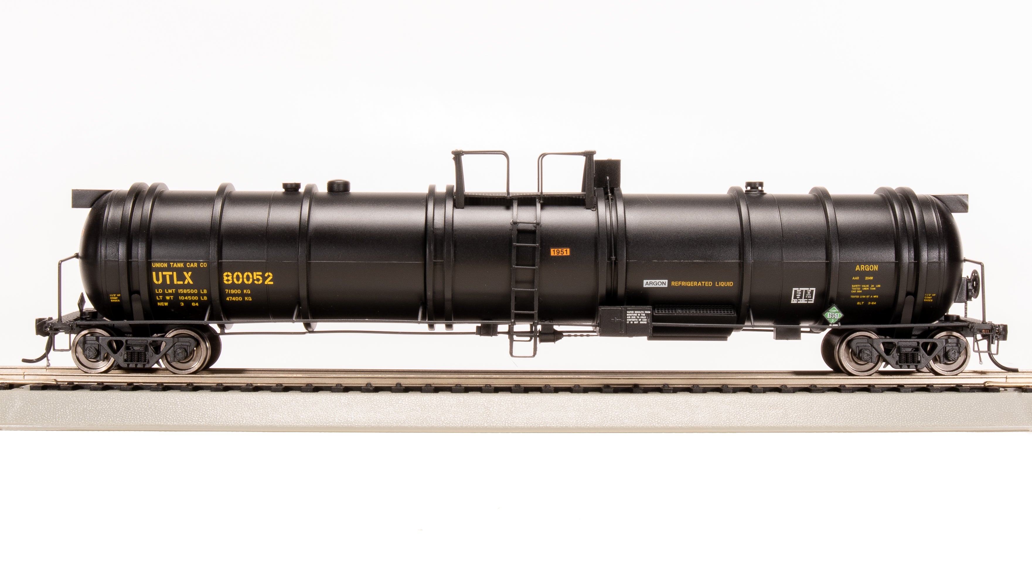 8047 Cryogenic Tank Car, UTLX Black, Single Car, HO