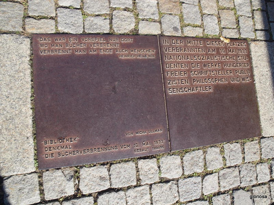 書を焼く者は人をも焼く」。ハイネの言葉が現実になった焚書事件