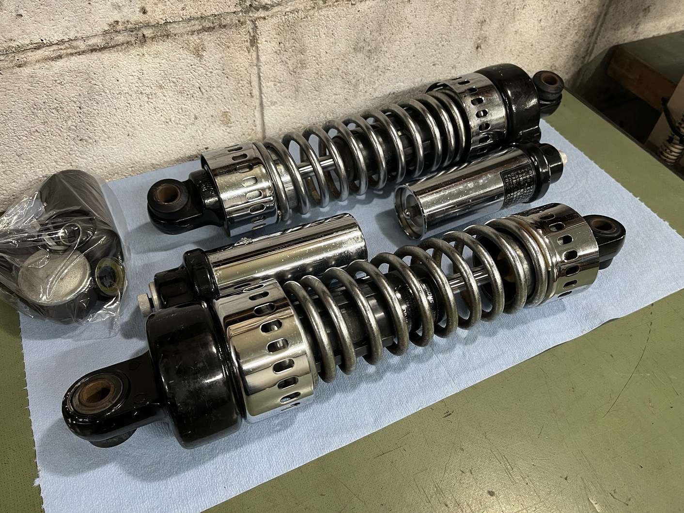 XL1200Sスポーツスターの純正リアショック オーバーホール | johnny's