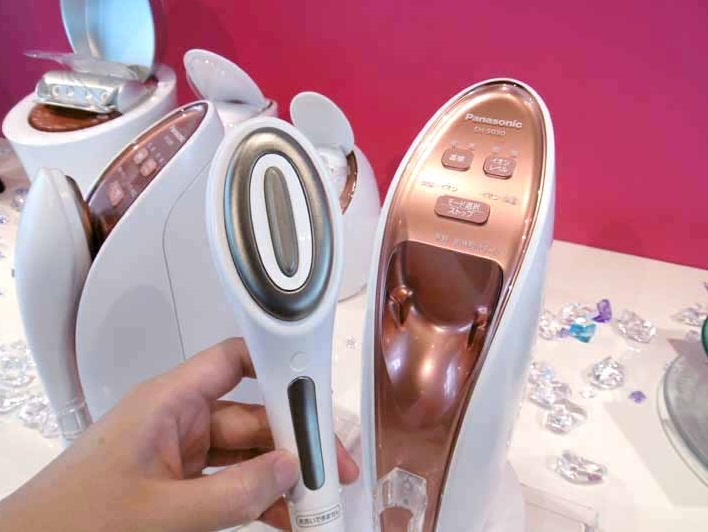 パナソニック、高濃度炭酸で肌を心地よく刺激する美顔器「炭酸イオン