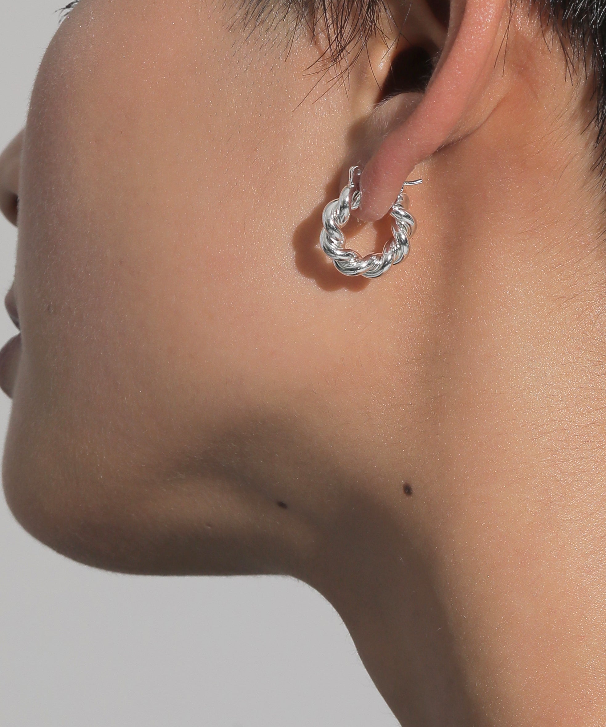 デザイン ツイスト フープピアス