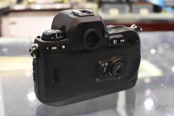 銀塩AF一眼レフ「ニコン F100」