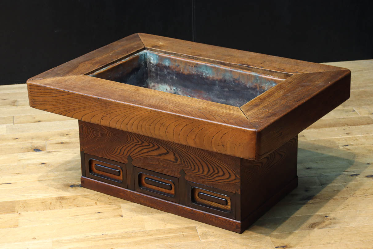 圧倒的な厚みの框に雄大な杢目が浮かぶ重厚感溢れる関西火鉢 BB3343
