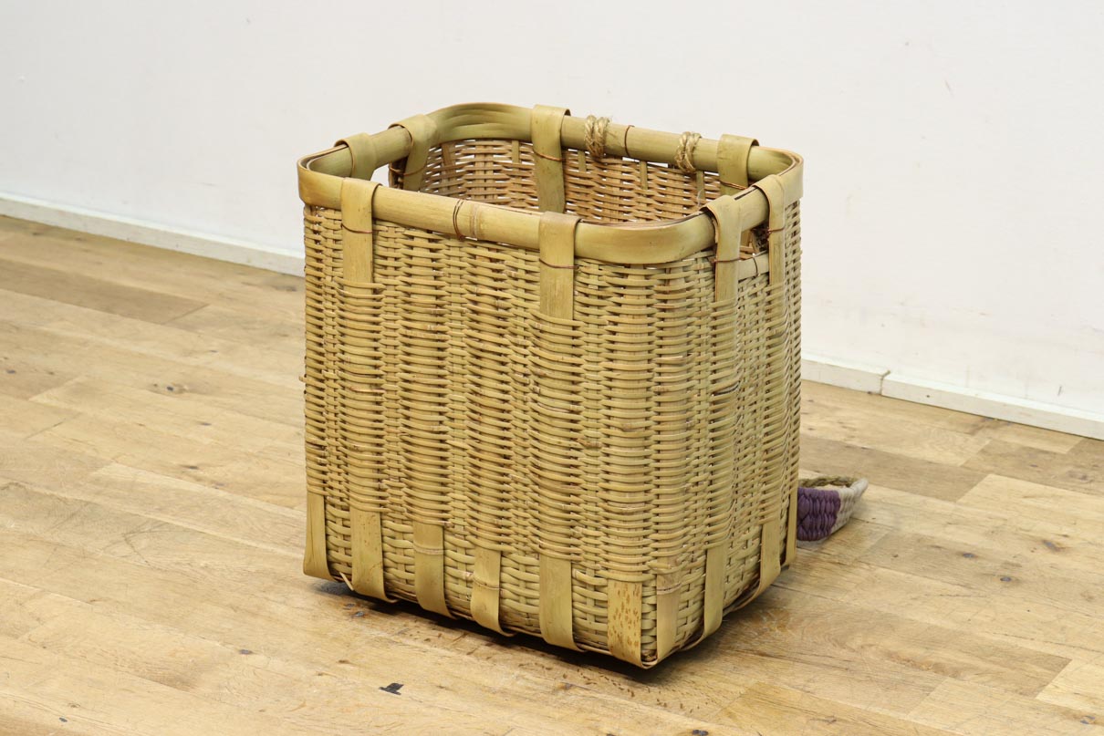カラフルな背負い紐が可愛らしい大きな竹カゴ DC5565 – 古福庵