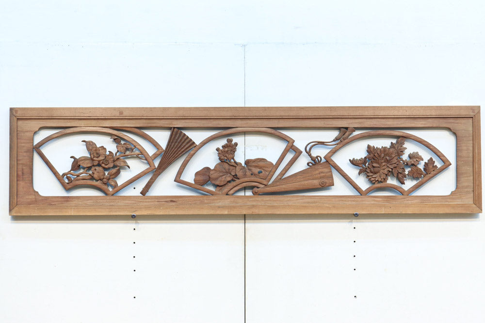 扇枠に椿と蓮と菊が描かれた華やかな彫刻欄間 E9959a 在庫1枚 – 古福庵