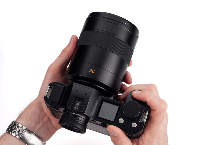 Leica digest (Summilux-SL 50mm f/1.4 ASPH lens review, black dot