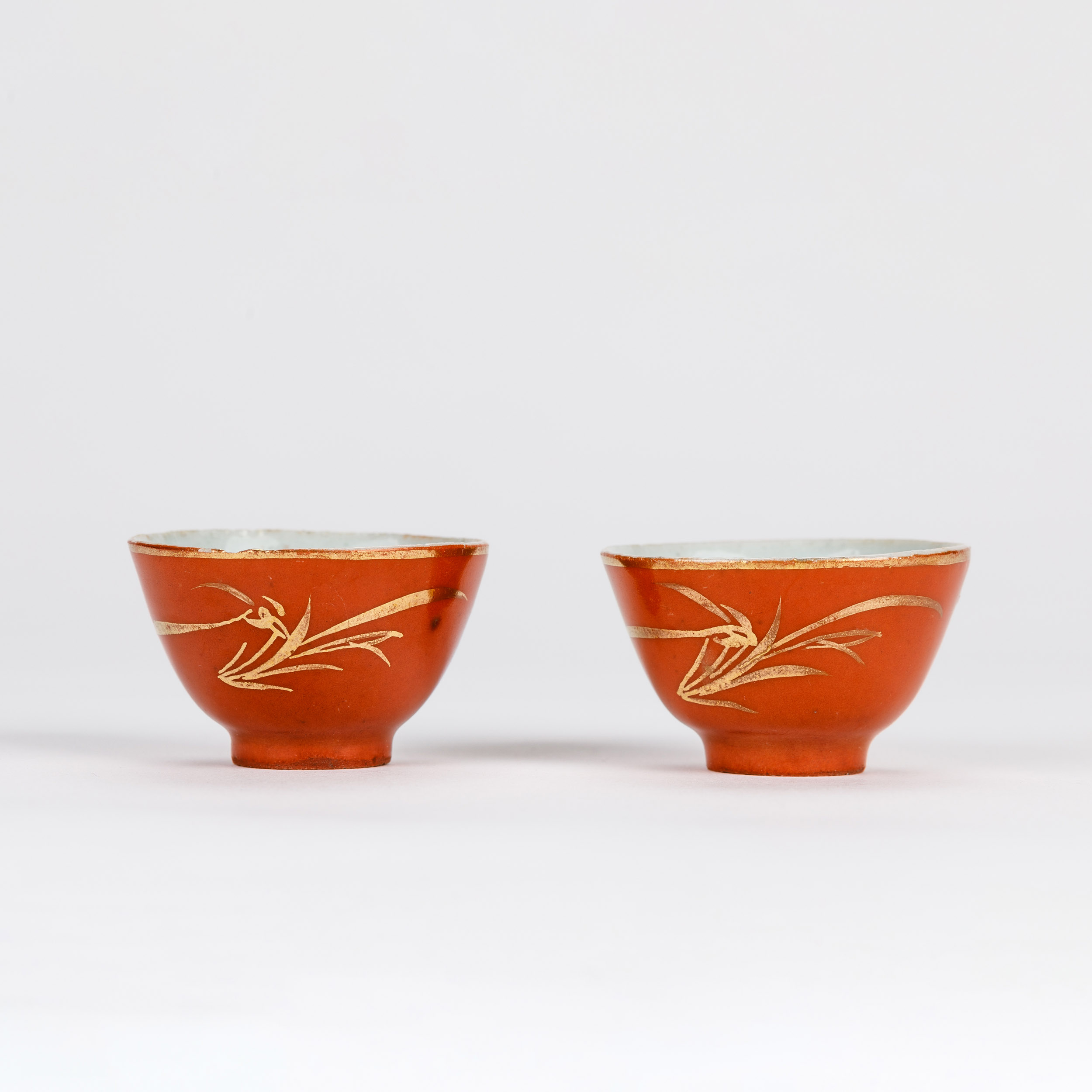 清末民初珊瑚紅描金蘭花小杯一對仕宏拍賣