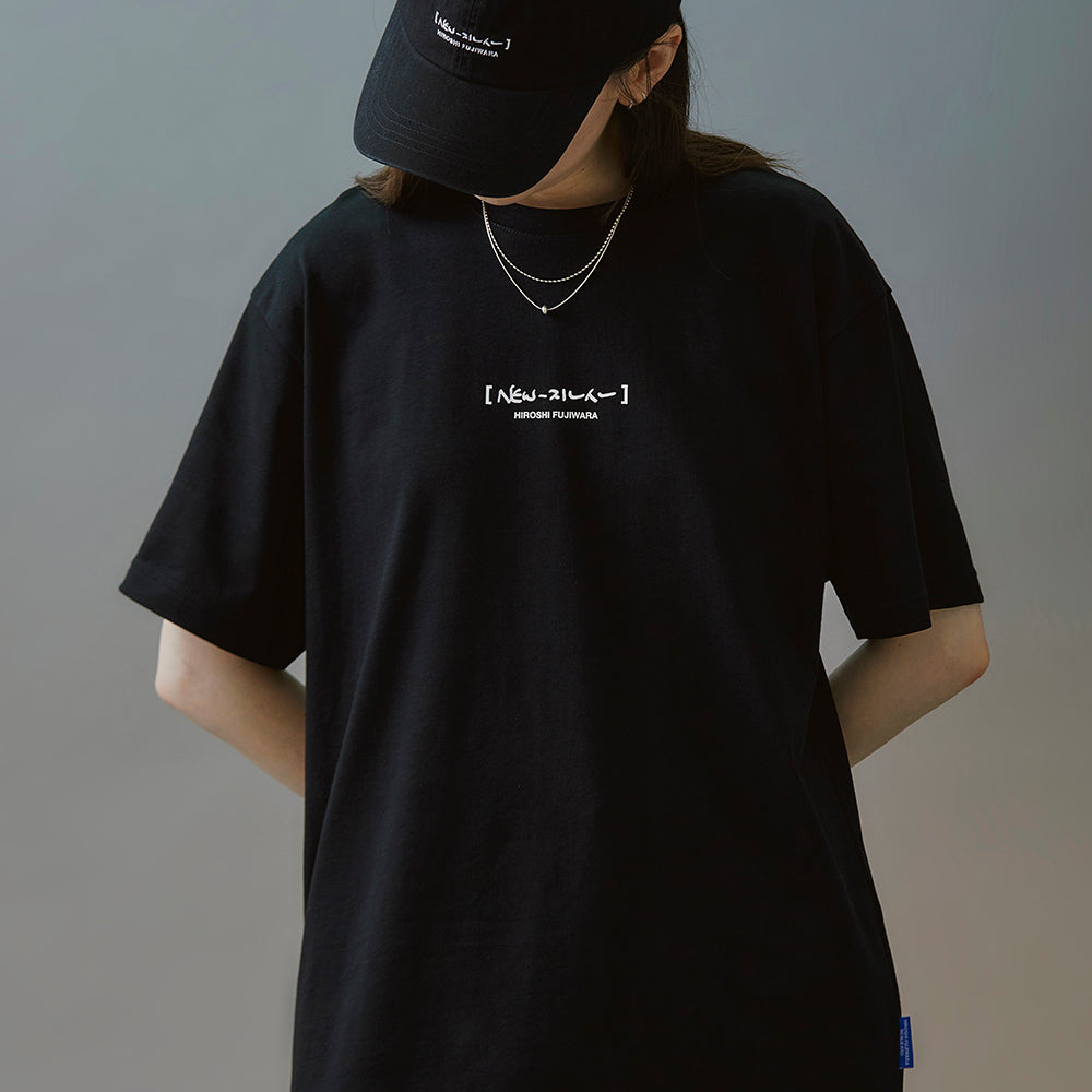 NewJeans x Hiroshi Fujiwara COLLER T-シャツ VER.1(BLACK) – LINE