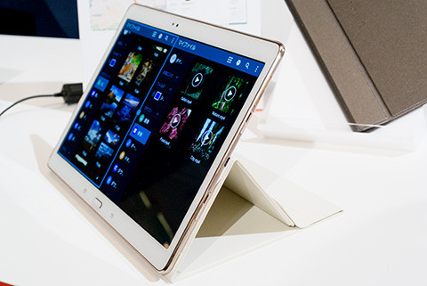 auからも登場！10.5インチ2560×1600ドットのプレミアムタブレット