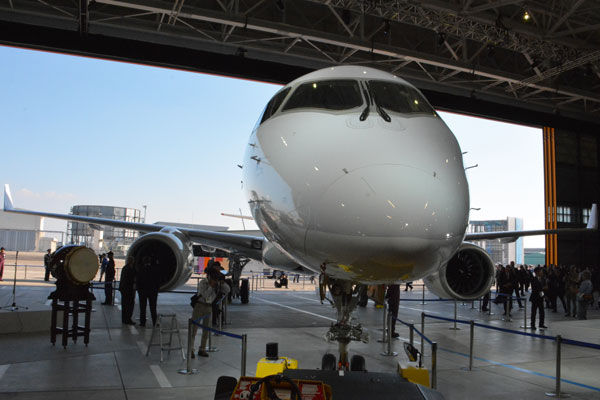 フォトレポート】国産旅客機「MRJ」ロールアウト式典 厳選写真24枚