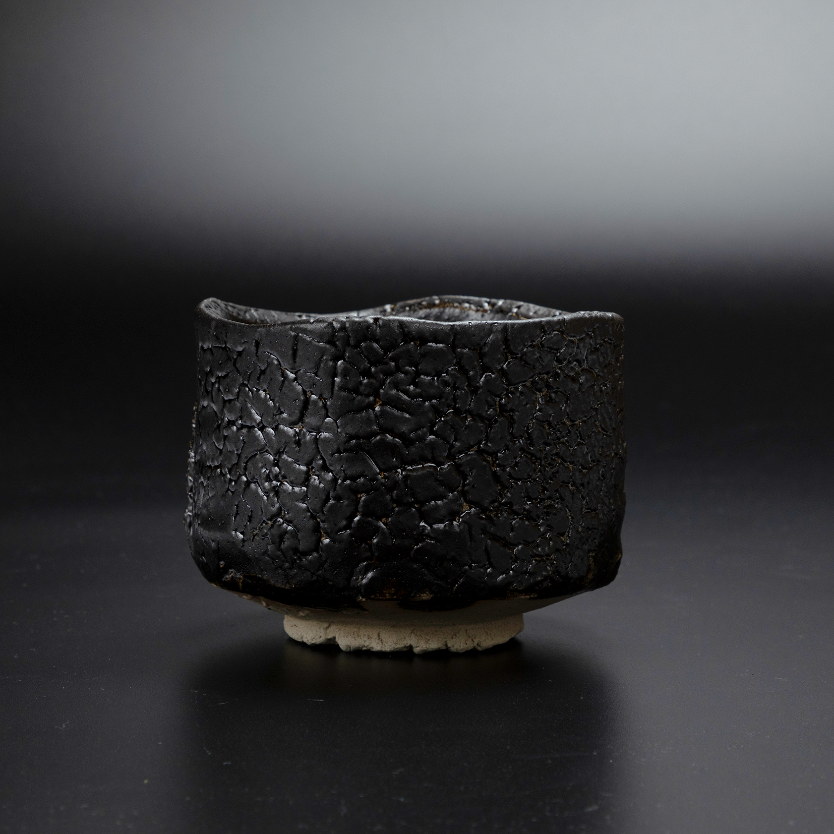 瀬戸黒 抹茶茶盌｜侘び寂びが映る、日本の美と茶のひととき